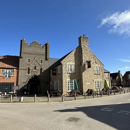 Simply The Bay - Part Of The The Bay Village With Pool, Gym And Direct Access, Pub, Restaurant, Tennis And Meadows Walks *